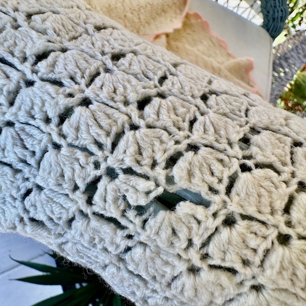 VINTAGE, BEAUTIFULLY HANDMADE, BABY BLANKET. CREAM COLOR WITH PINK TRIM. - Picture 11 of 11